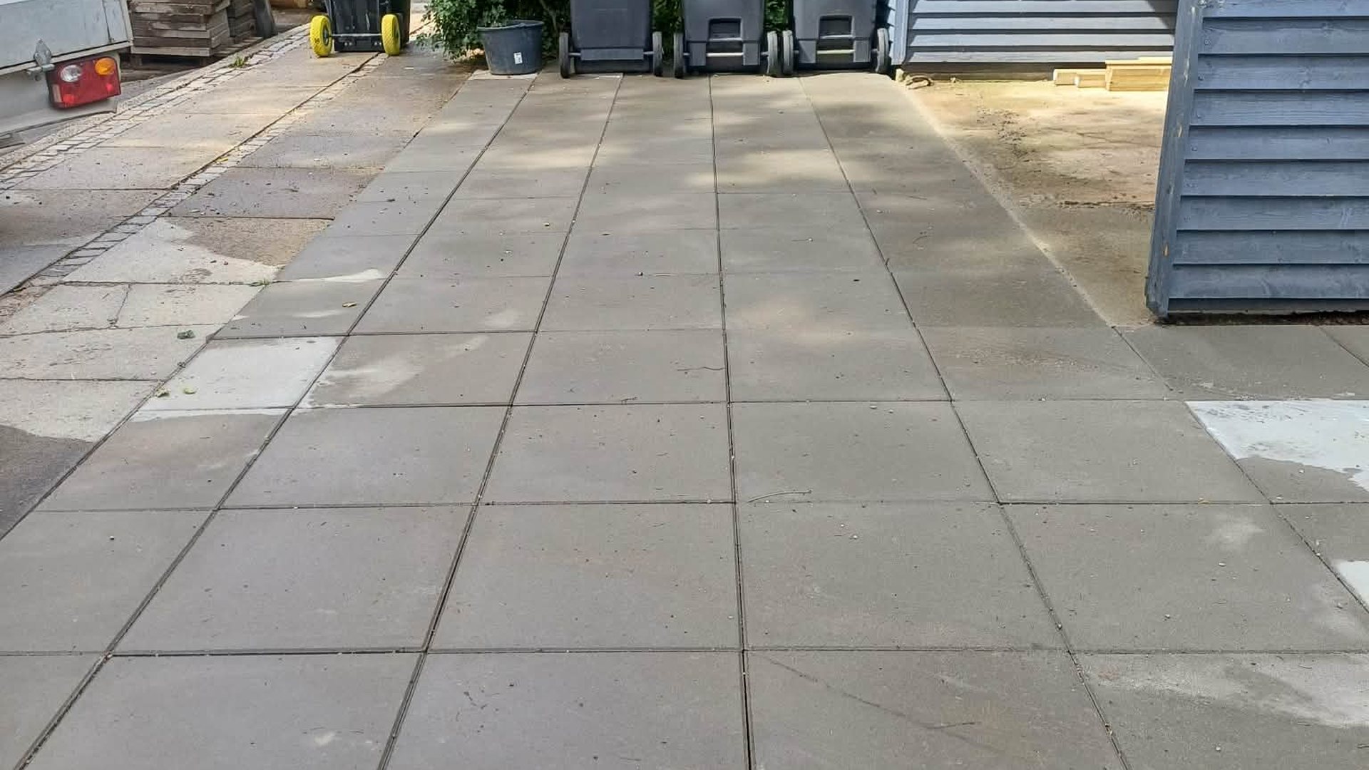 Ny flisebelægning ved carport og udeareal på Sjælland
